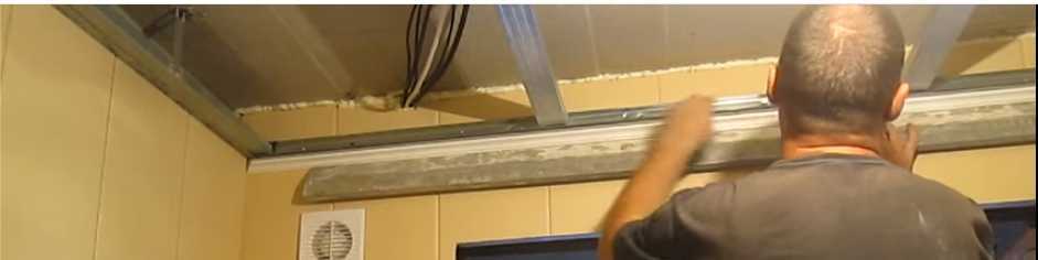 Монтаж пластика на потолок и стены своими руками - описание и видео выполнения работ