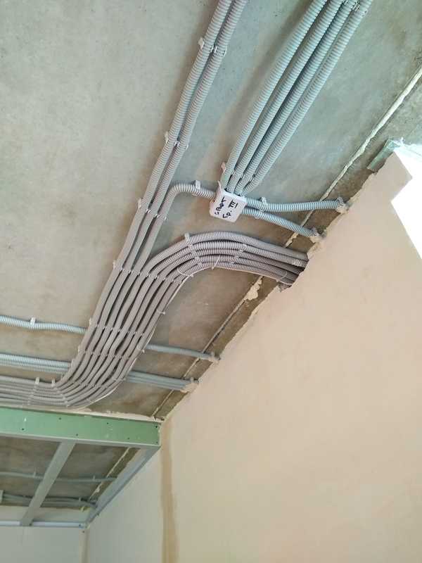 Как сделать крепление кабеля к потолку, особенности устройства за подвесной конструкцией, фото и видео инструкции