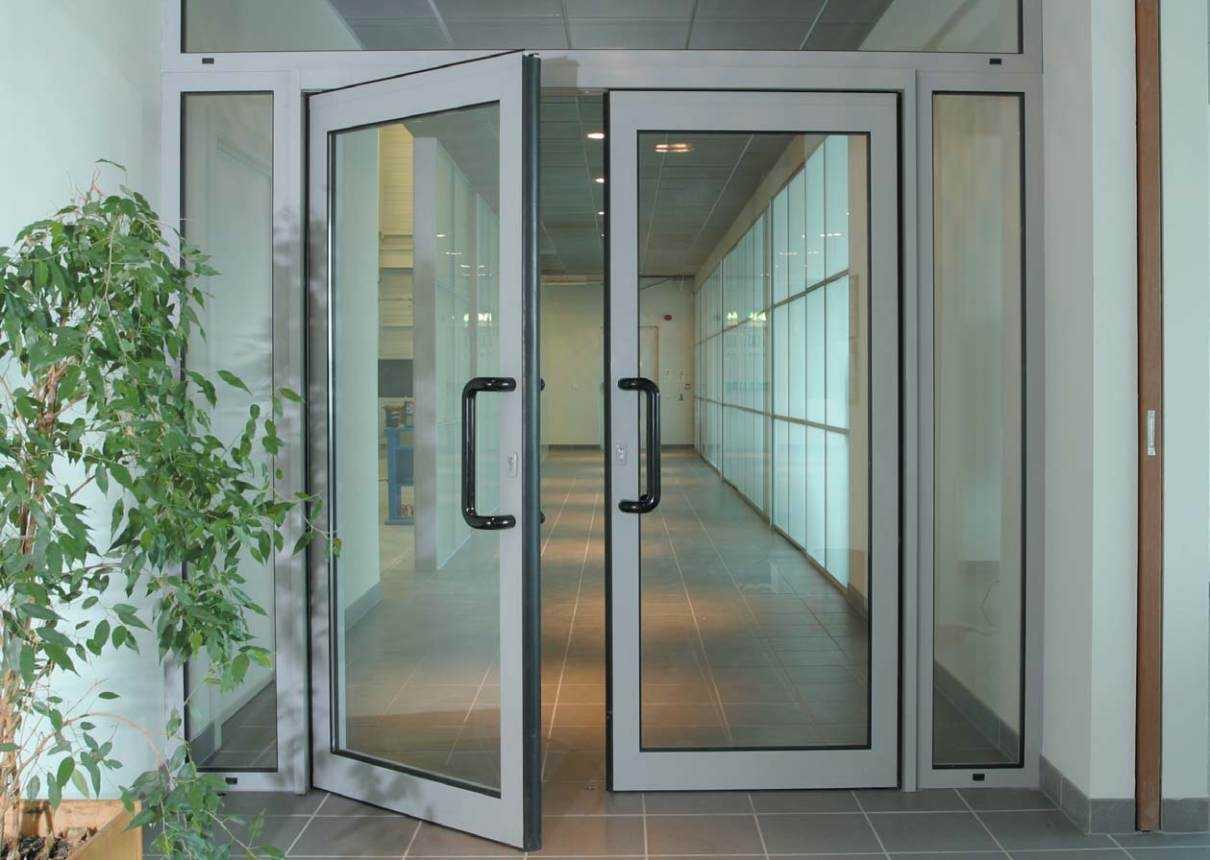 Отличительные особенности и критерии выбора алюминиевых входных дверей