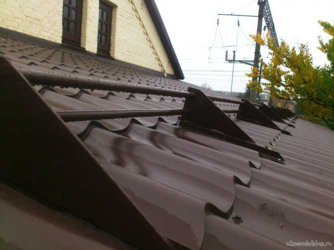 Для чего нужны снегозадержатели для крыши из металлочерепицы | папа мастер!