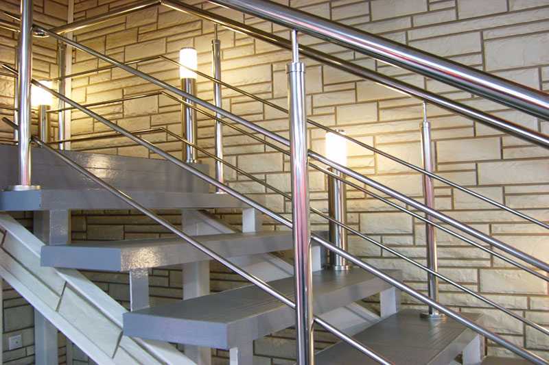 Выбираем поручни для лестниц: разнообразие форм и материалов