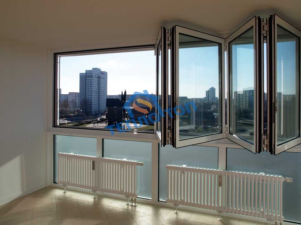 Подборка статей о панорамных окнах из дерева и пластика Особенности применения в жилых комнатах балконах и лоджиях Безрамные и рамные технологии