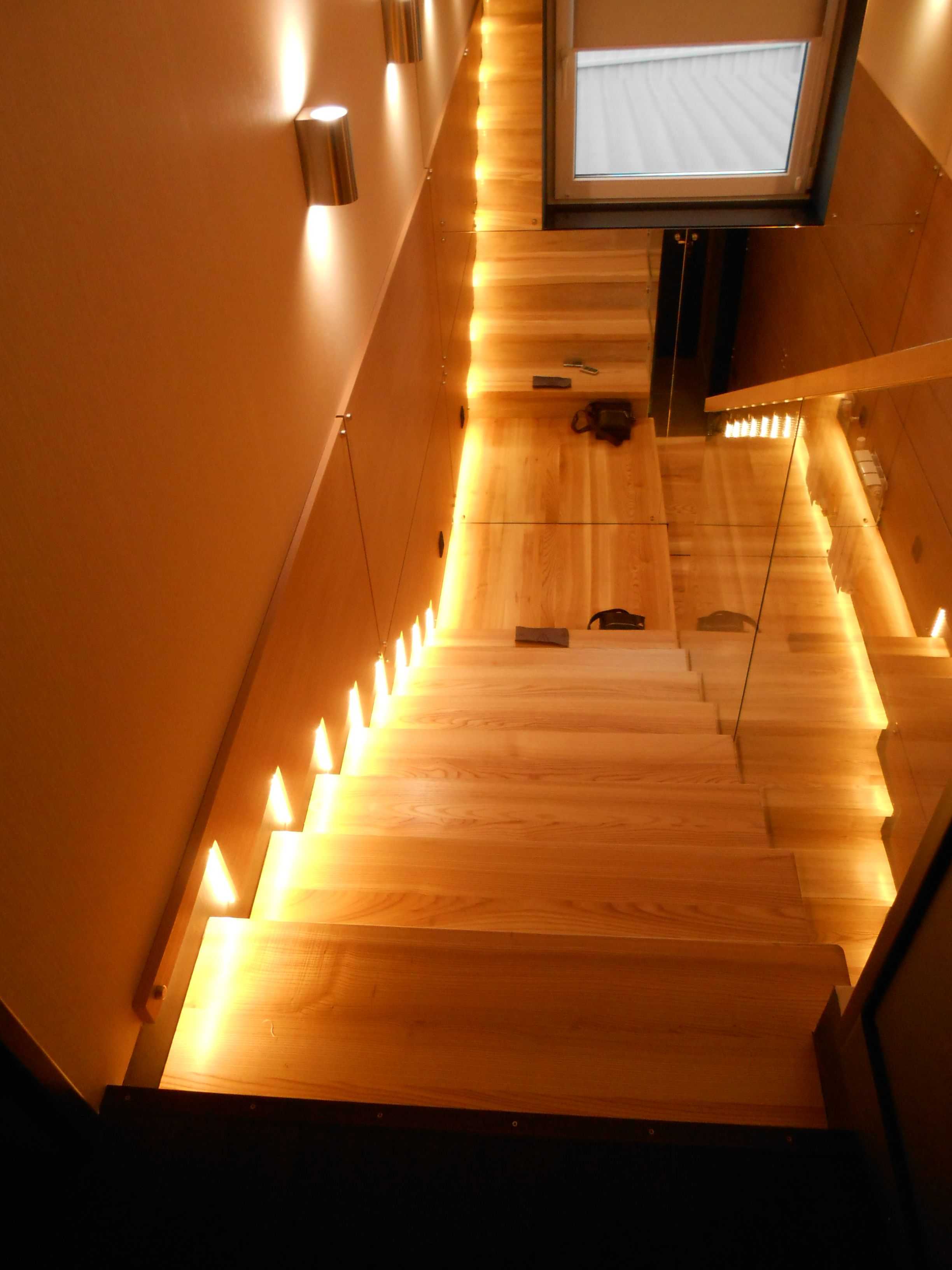 Инструкция: как сделать диодную подсветку лестницы коттеджа