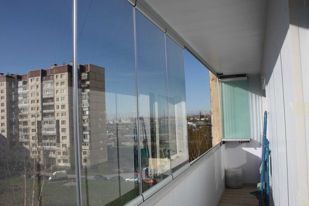 Безрамное остекление балконов: технология монтажа пошагово