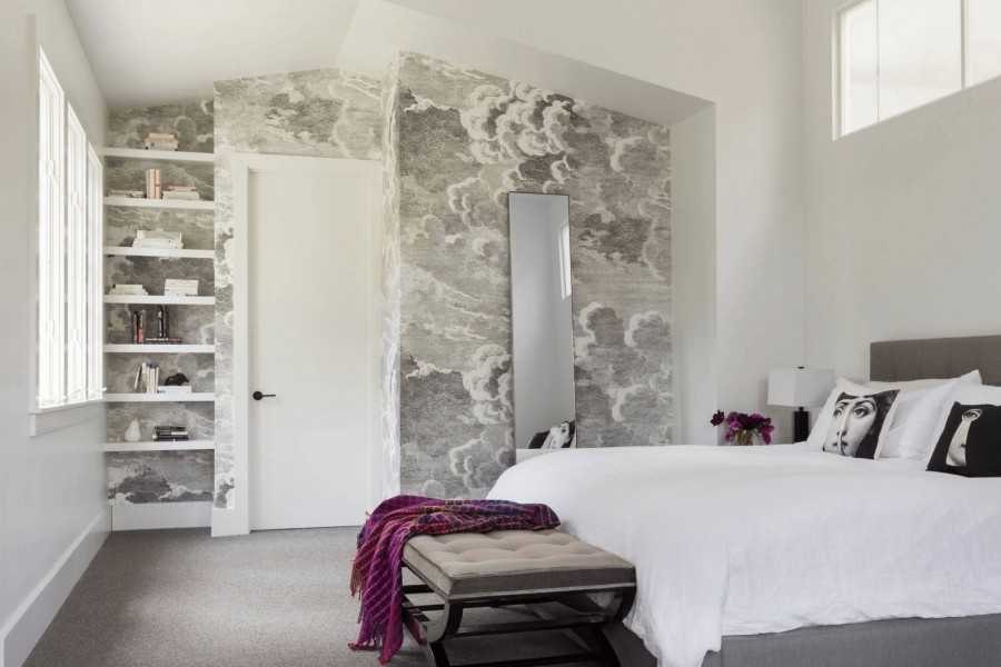 Обои черно-белые для стен в интерьере квартиры: где применяются темные обои с белыми цветами или светлые с точечными рисунками, советы и рекомендации по оформлению