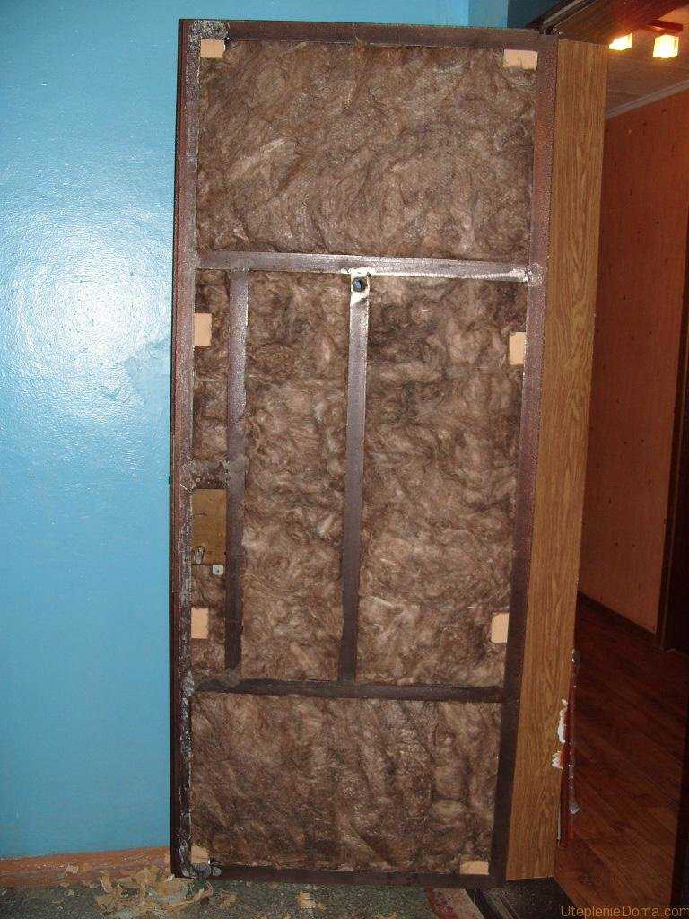Эффективные способы самостоятельно утеплить деревянную дверь