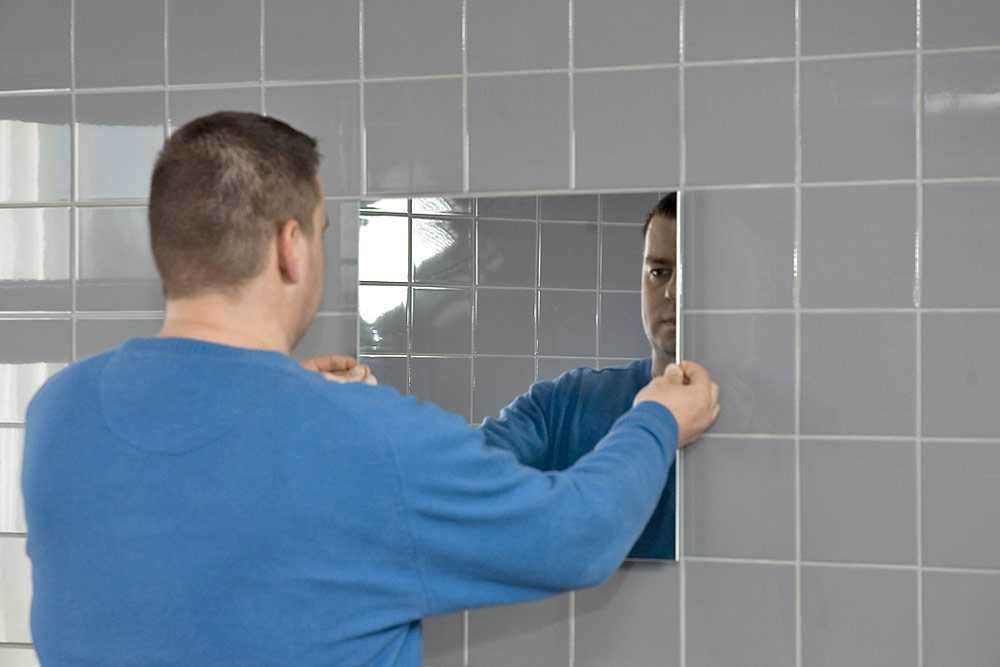 Крепление зеркала к стене: способы монтажа, виды крепежа