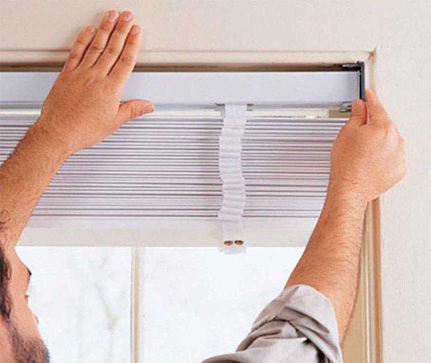 Как установить жалюзи горизонтальные на пластиковые окна (61 фото): как повесить на потолок, монтаж на стену и створу без сверления