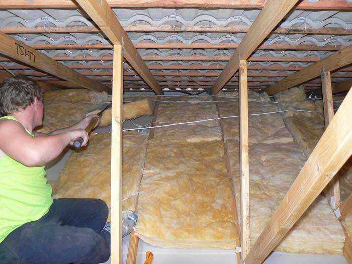 Как утеплить потолок в деревянном доме своими руками (изнутри и снаружи) + видео