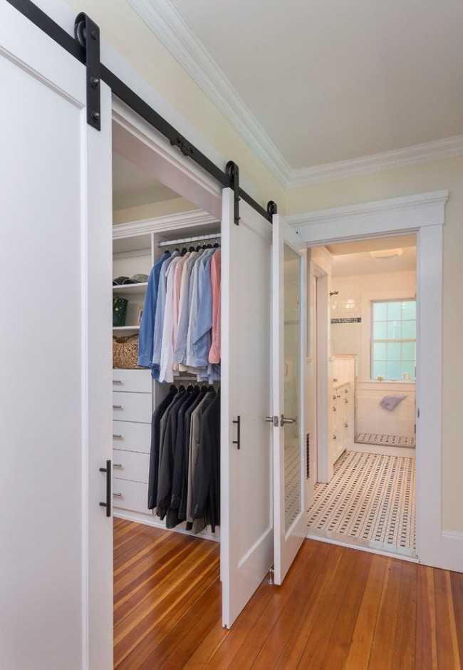 Двери для гардеробной комнаты: разновидности, особенности устройства и эксплуатации