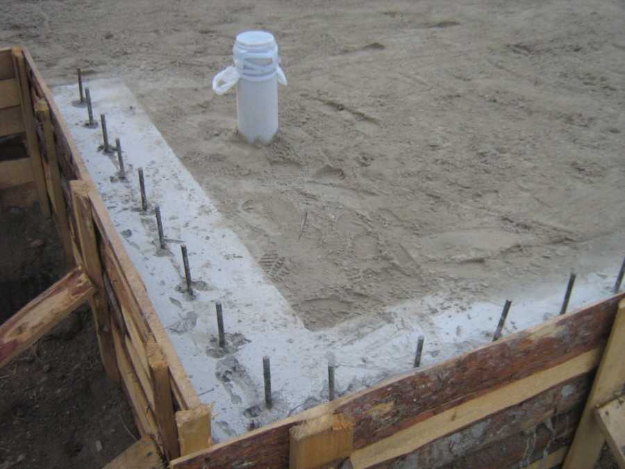 Заливка ленточного фундамента своими руками (без опыта, одному): можно ли поэтапно, частями, как правильно заливается бетон?