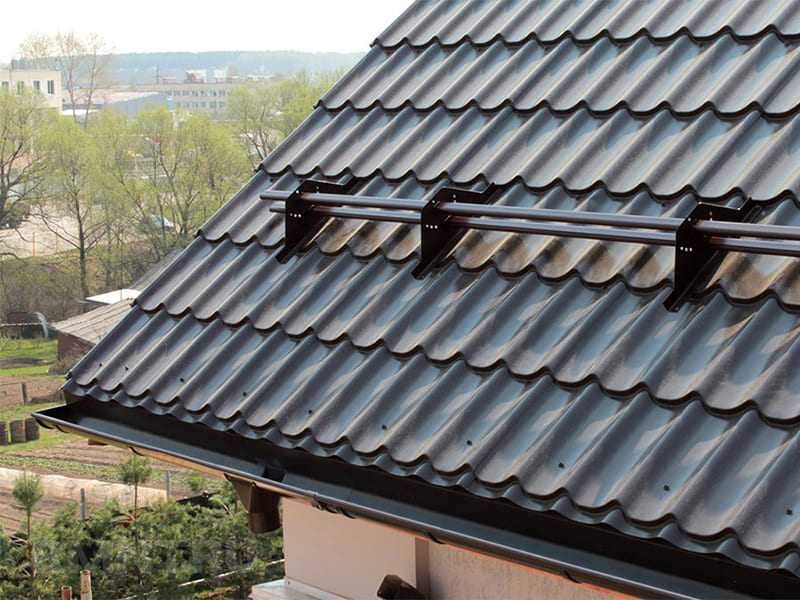 Для чего нужны снегозадержатели для крыши из металлочерепицы