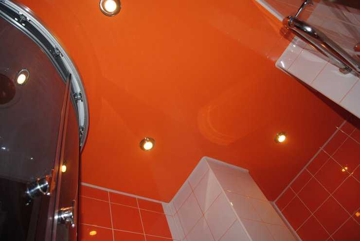 Какой потолок лучше сделать в ванной комнате - практические советы + фото