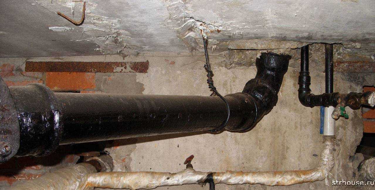 Крепление канализационной трубы к стене; способы монтажа