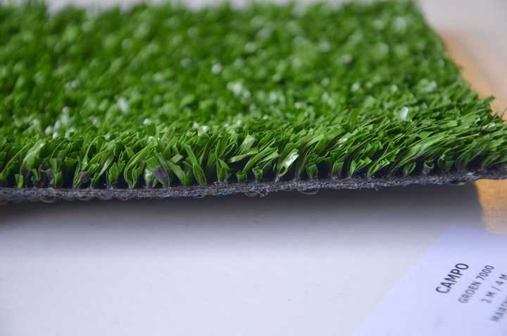 Искусственная трава из зеленого ковролина