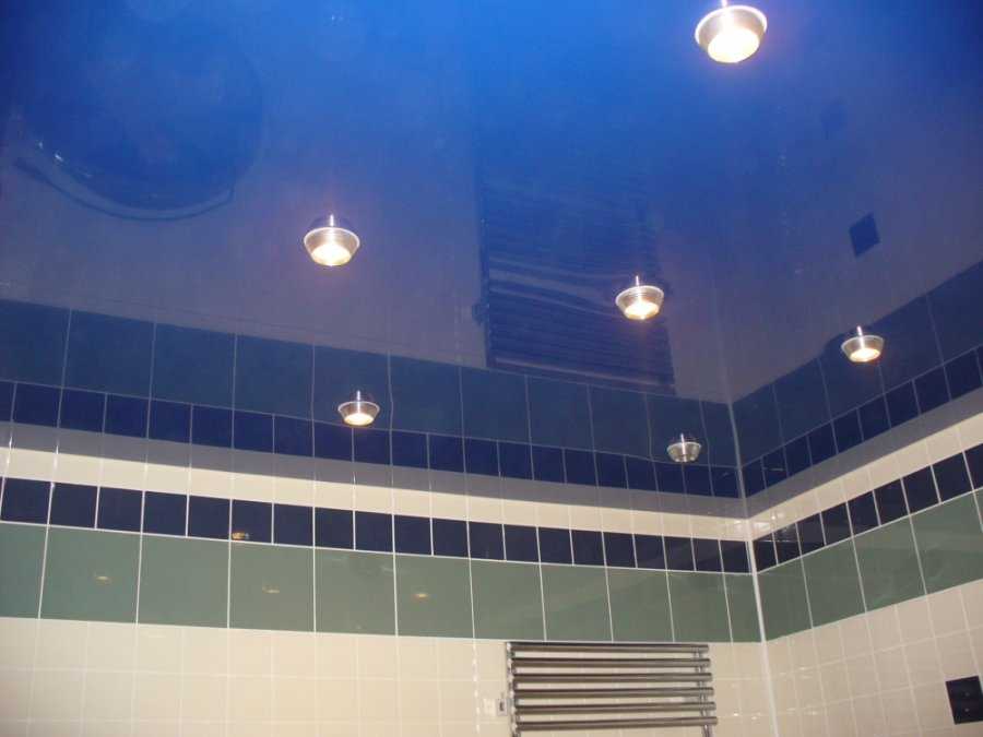 Натяжной потолок в ванной. какой выбрать? полезные рекомендации