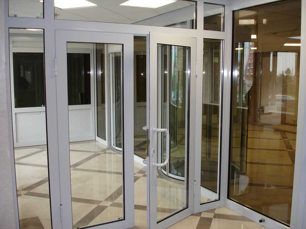 Алюминиевые входные двери: разновидности, комплектующие, особенности установки и эксплуатации