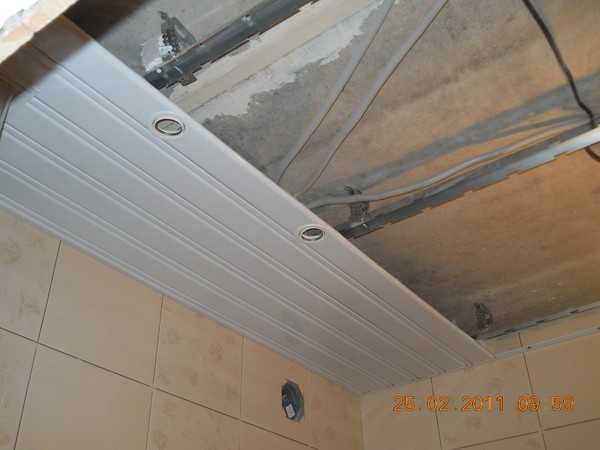 Подвесной потолок в ванную реечный