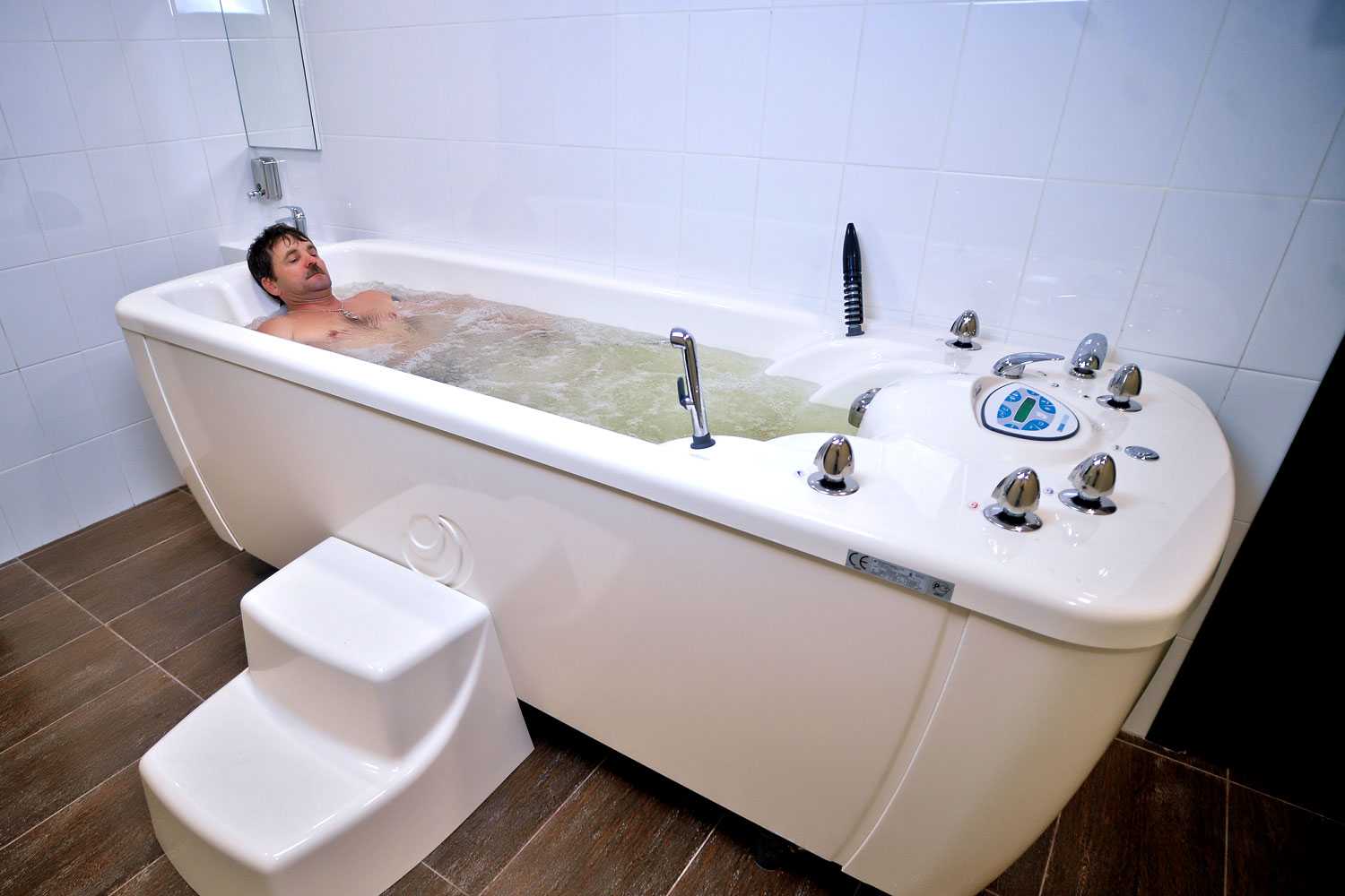 Ванна с джакузи (99 фото): что это такое? плюсы и минусы гидромассажных ванн, чугунные джакузи и другие разновидности. как пользоваться?