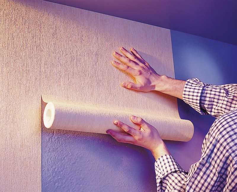 Обои для потолка под покраску: как клеить и красить (фото, видео)