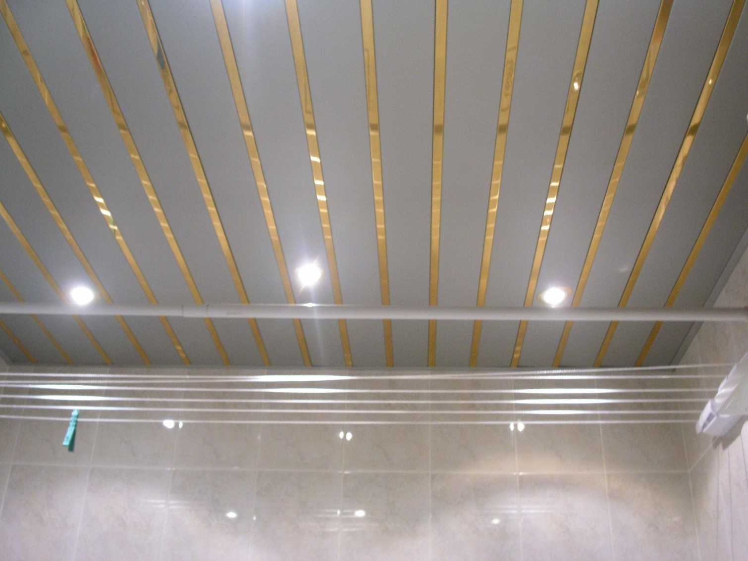 Потолок из пластиковых панелей: плюсы и минусы