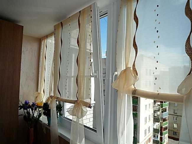 Шторы в спальню с балконом — самые модные новинки на 135 фото!