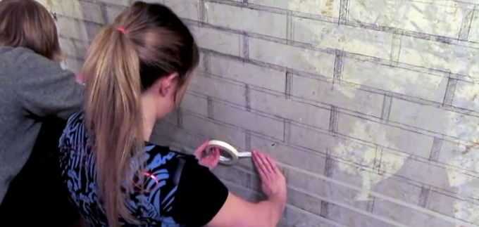 Как сделать эффектную «кирпичную» стену из штукатурки?