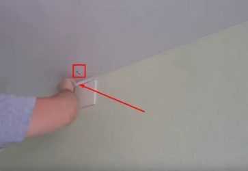 Способы устранения дефектов на бесшовных тканевых потолках и ПВХ-потолках Причины расхождения швов на натяжных потолках Советы для самостоятельного