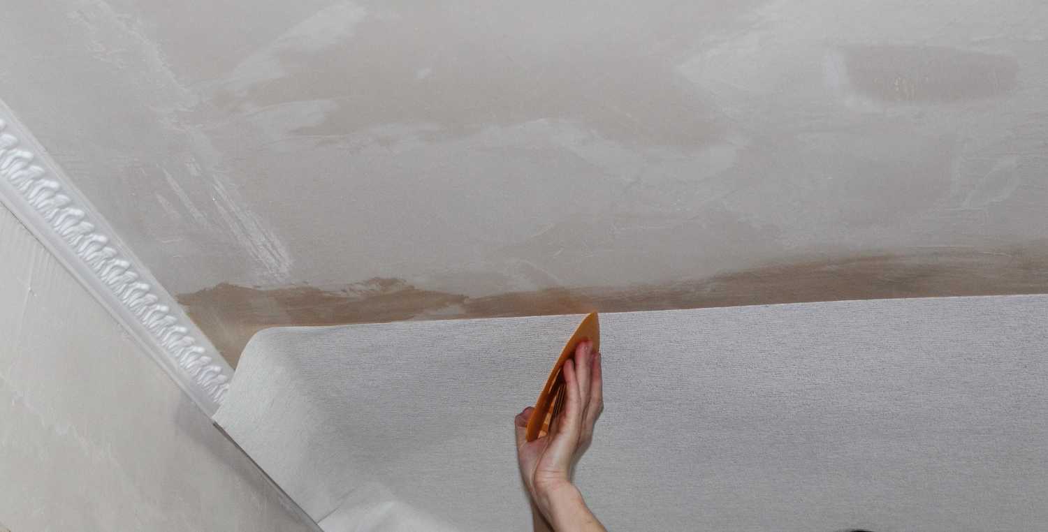 Последний штрих – отделка потолка. как клеить обои на поверхность?