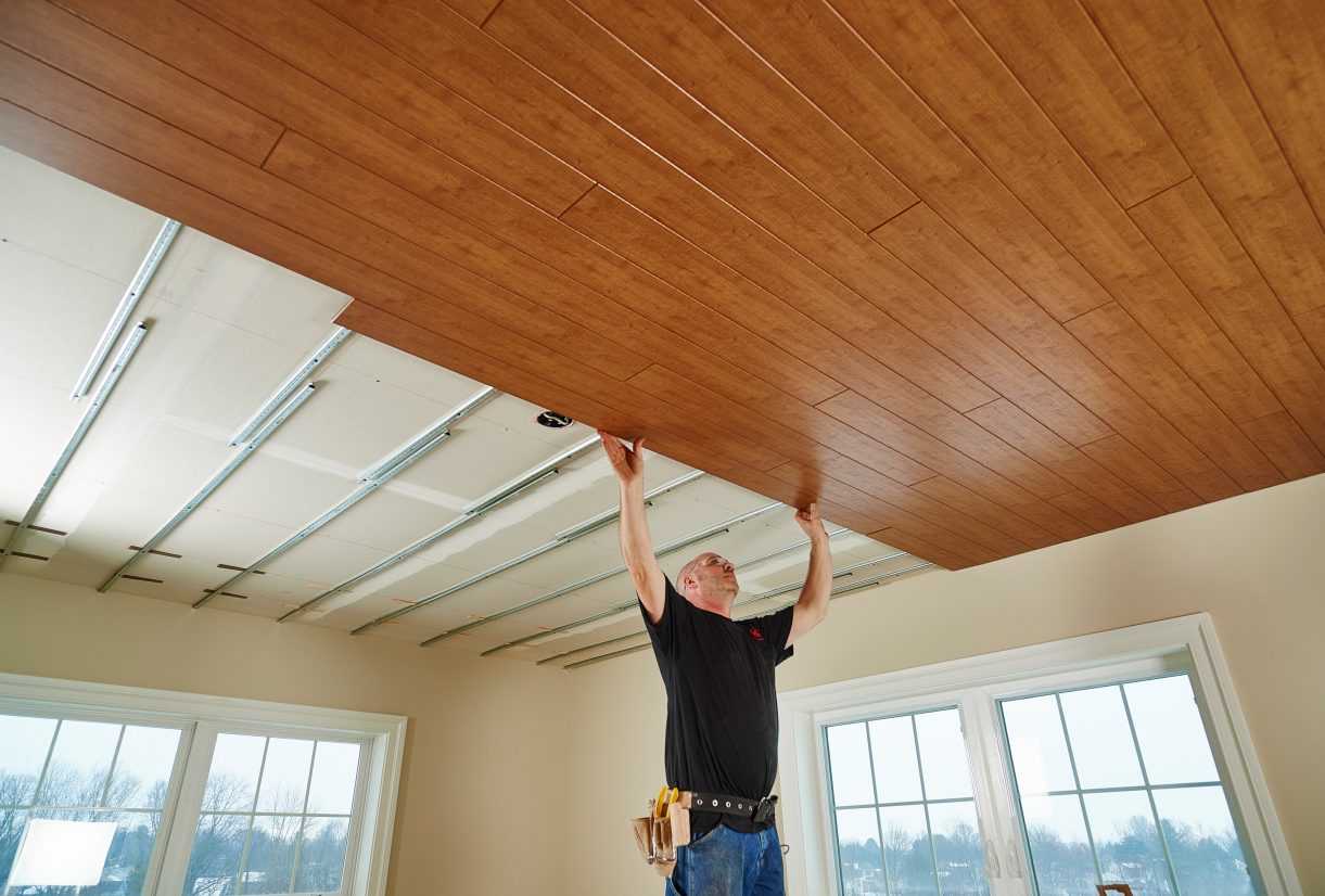 Потолок в деревянном доме — какой лучше сделать?