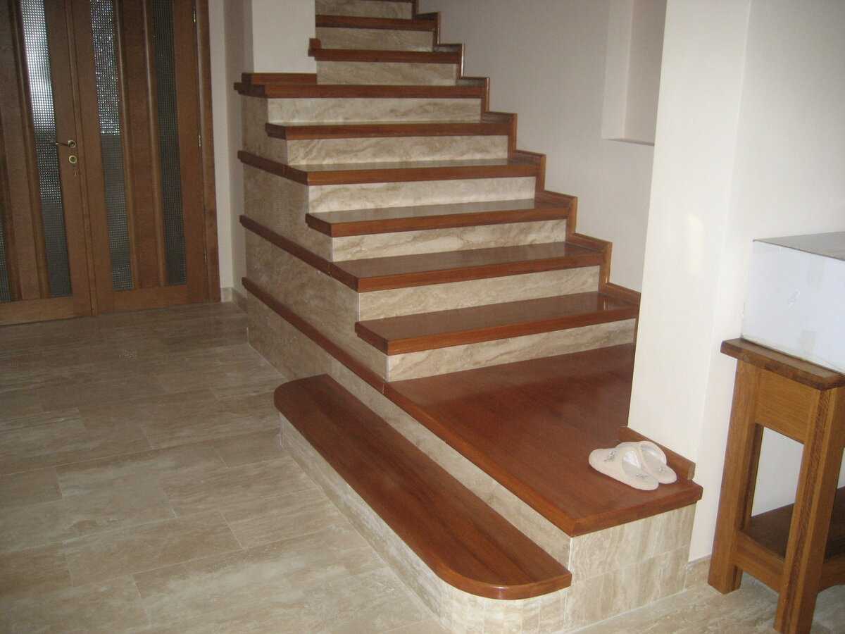 Особенности обшивки лестницы из бетона деревом
