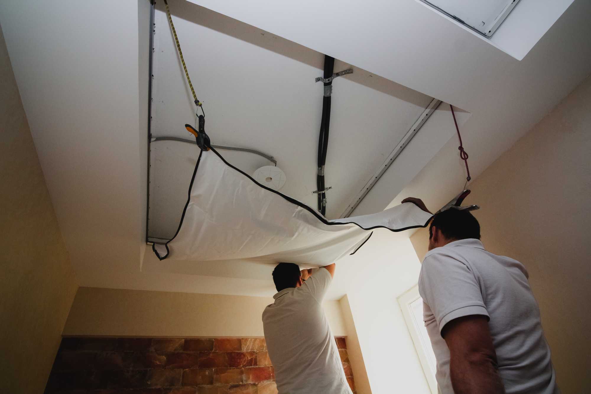Как натянуть натяжные потолки – технология монтажа потолка и светильников