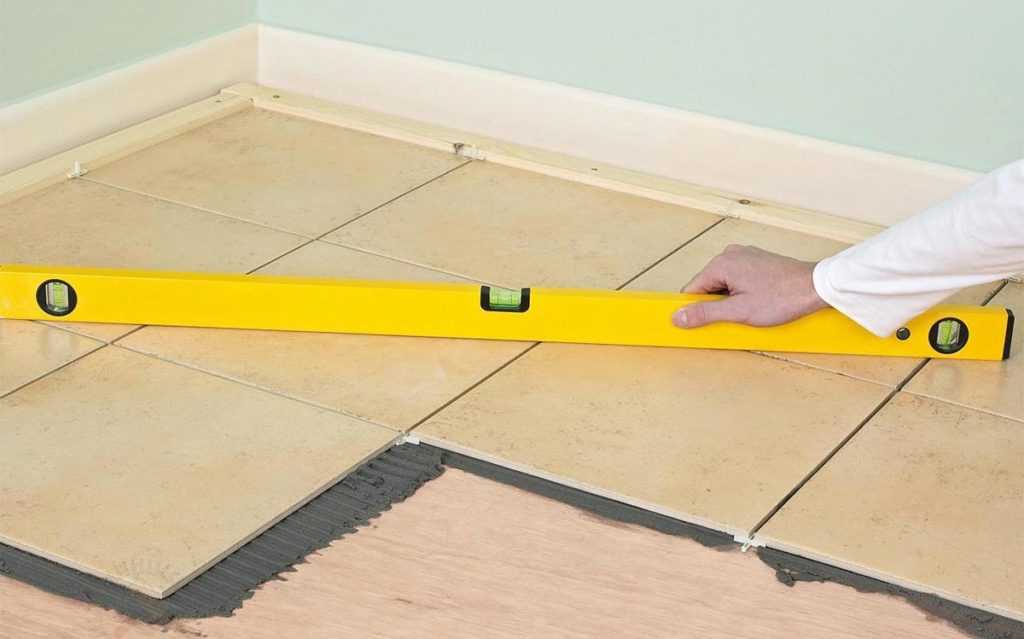 Как положить плитку на деревянный пол: пошаговая инструкция