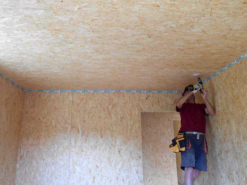 Потолок из осб плит и его отделка: монтаж по деревянным балкам чернового и чем обшить