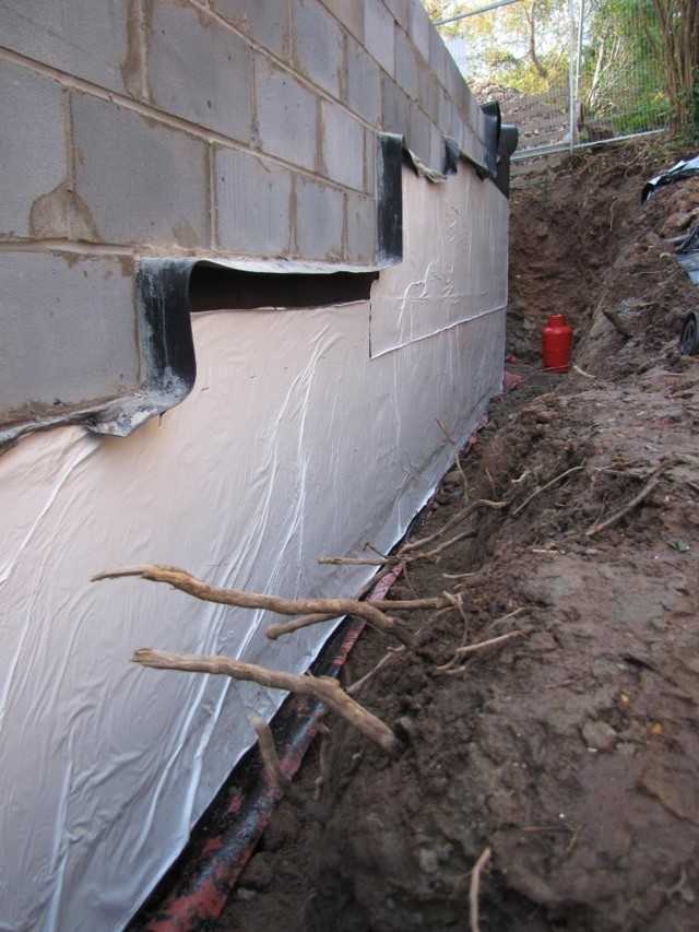 Утепление фундамента деревянного дома: как утеплить снаружи своими руками, чем лучше, материалы для бетонного основания
