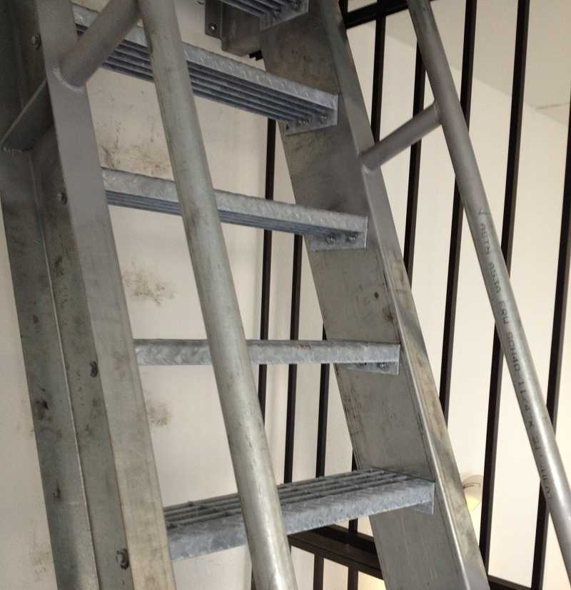 Ступени из металла для лестниц: алюминиевые из нержавейки и оцинкованной стали Варианты изготовления из решетки просечки и сетки Крепление уголков