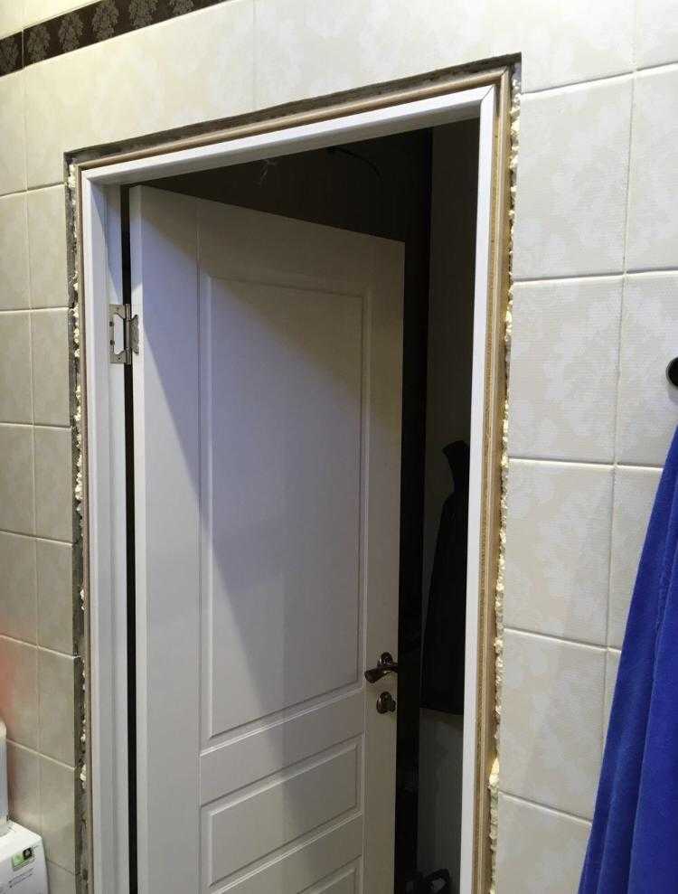 Заменили дверь в ванной. Дверь в ванную. Наличники на дверь в ванную. Наличник дверной в ванную. Дверь в ванной без наличников.