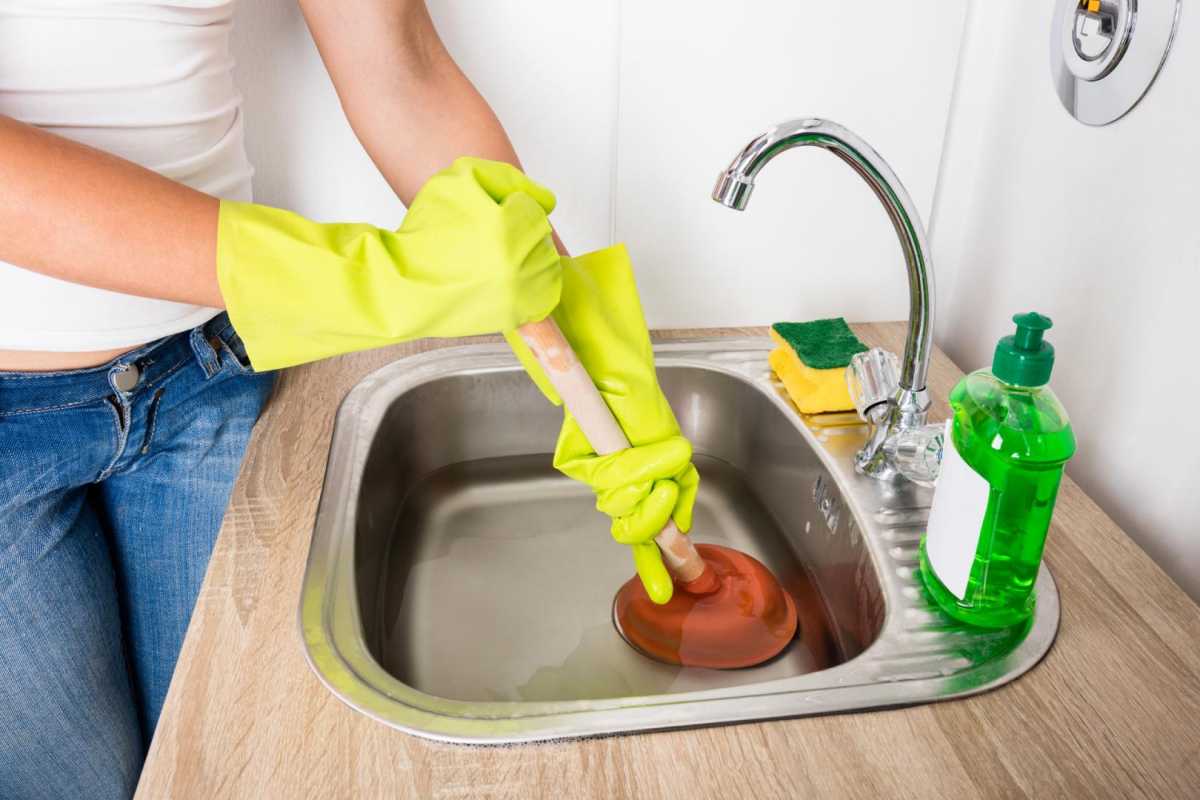 Как устранить засор унитаза чем и как прочистить засорившийся слив в домашних условиях