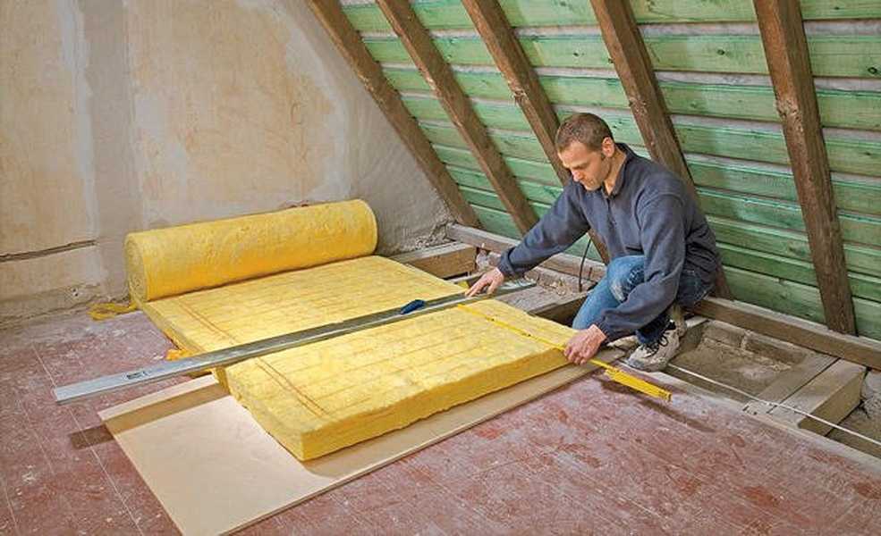 Как и чем утеплить потолок в деревянном доме?