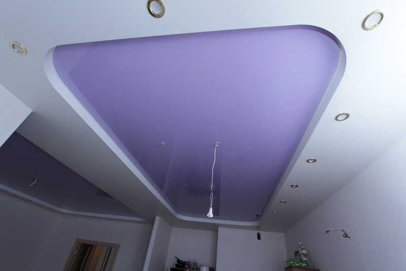 Многоуровневые натяжные потолки с подсветкой фото на кухне и в комнате