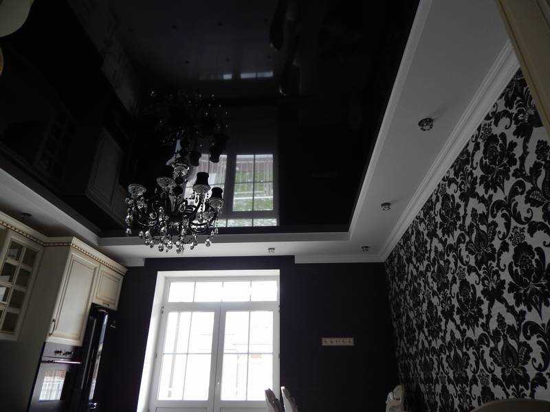 Черный натяжной потолок – темный элемент контрастного декора комнат Правила и способы применения в стилях интерьера с фото Сочетание темных и светлых цветов и разных фактур (глянец мат