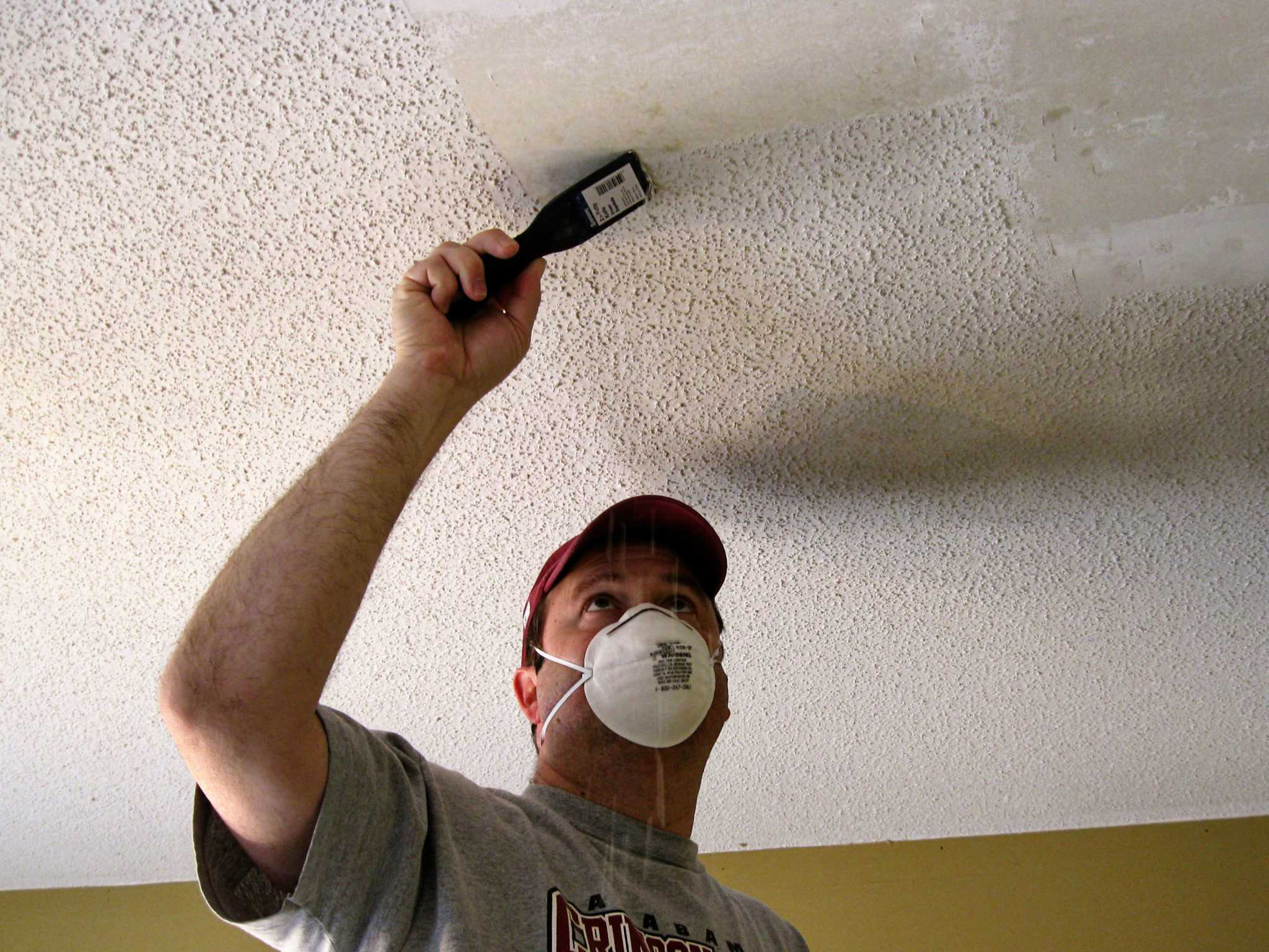 Как покрасить потолок на старую краску? покраска акриловой краской, каким валиком воспользоваться, что делать, если покрытие отслаивается после окраски