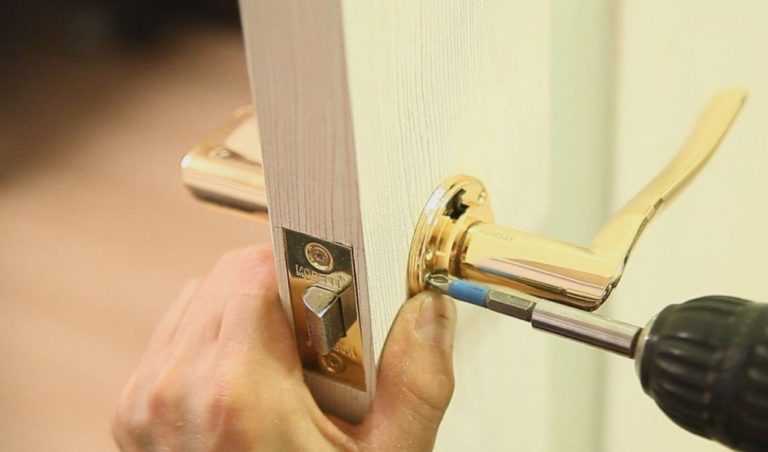 Как выбирать и устанавливать накладные замки для деревянных дверей?