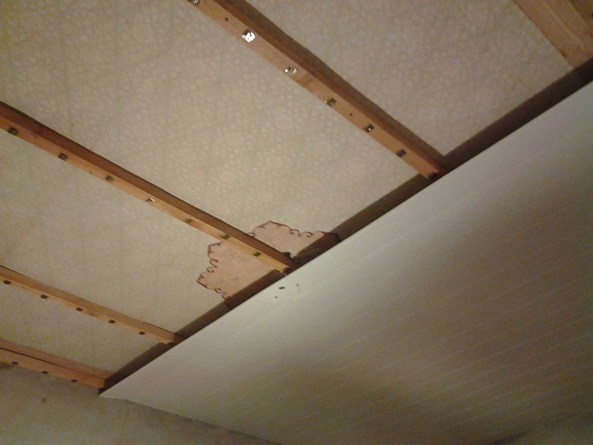 Как подшить потолок гипсокартоном в частном доме с балками отделать