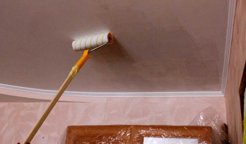 Чем покрасить потолок в квартире: технология покраски