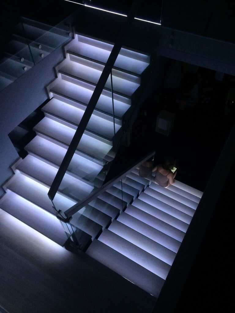 Подсветка лестницы - выбор материалов, схемы подключения и монтаж (80 фото современного дизайна)
