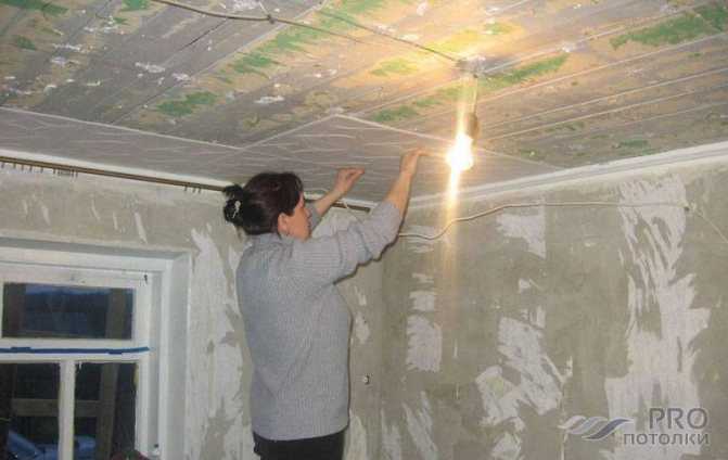 Как клеить потолочную плитку из пенопласта? как правильно приклеить изделия на потолок, оклейка поверхности пенопластовой плиткой