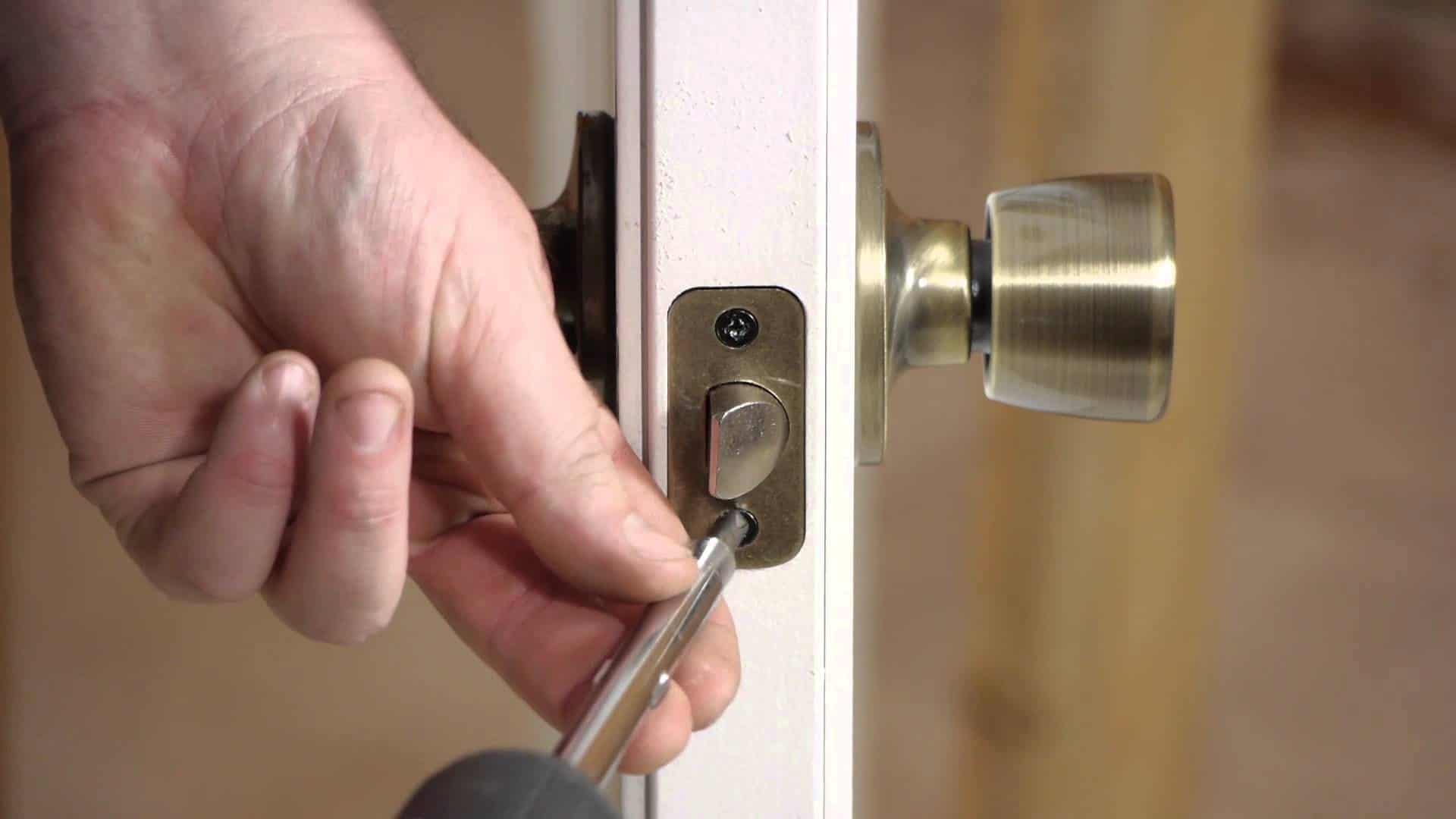 Ремонт дверных ручек входных дверей: что в них ломается и как это исправить