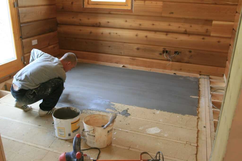 Полы в деревянном доме (44 фото): покраска пирога пола с перекрытиями, какой материал постелить, чем лучше застелить в ванной комнате