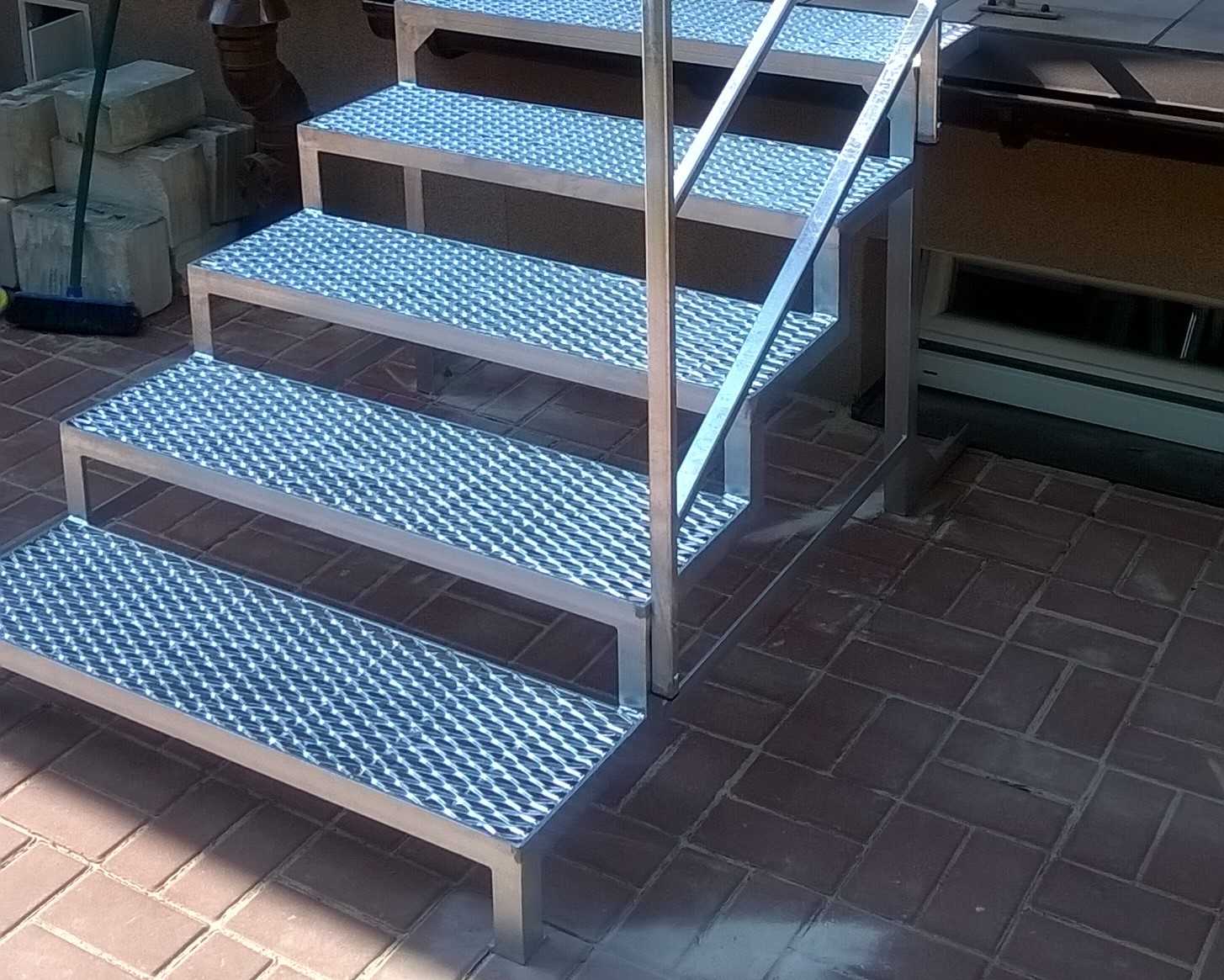Из чего сделать ступеньки для лестницы?